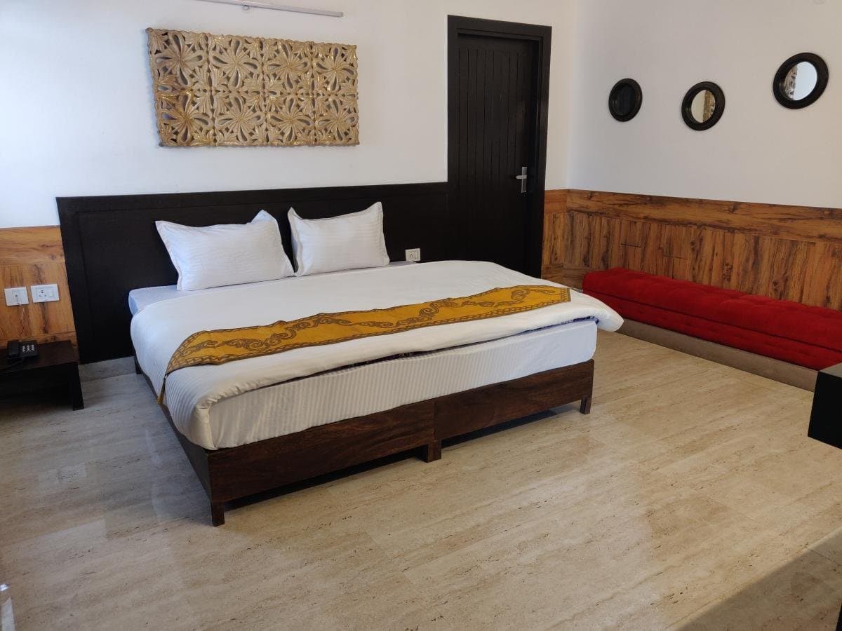 Deluxe Room with Balcony — view 2