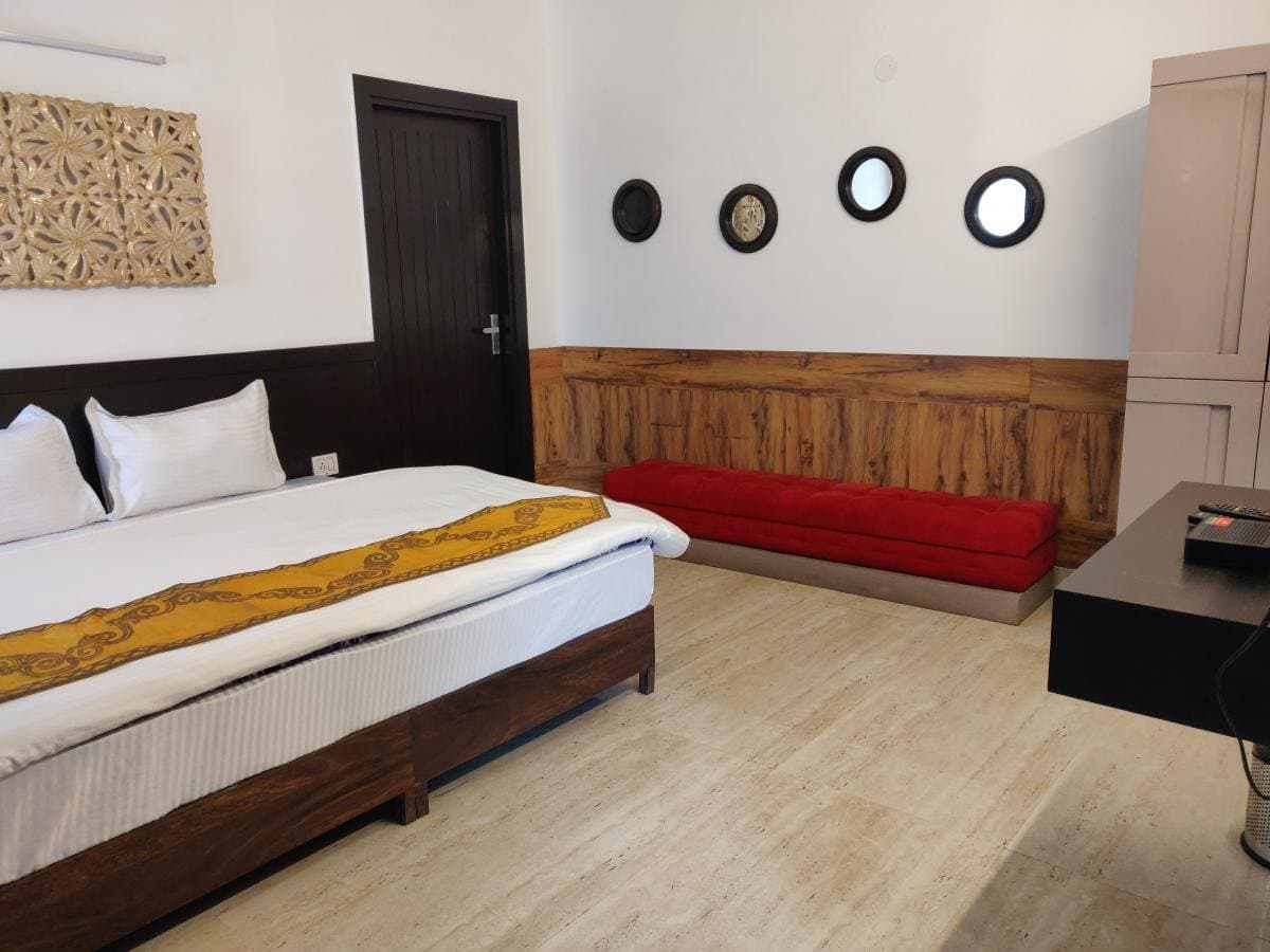 Deluxe Room with Balcony — view 3